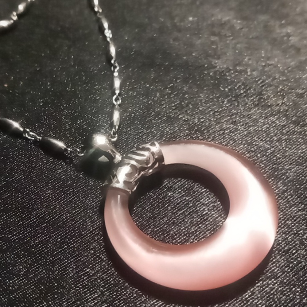 Elegant Pink glass circle Pendant on a beaded silver chain Necklace nwot